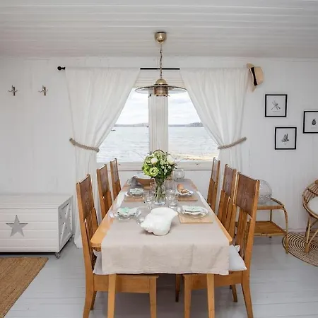 Kesaemoekki Meren Rannalla, 5 Km Tammisaaren Keskustaan Horská chata *