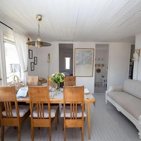 Kesaemoekki Meren Rannalla, 5 Km Tammisaaren Keskustaan Raseborg