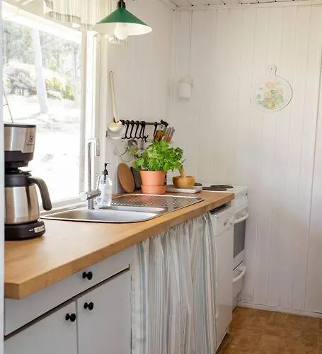 Alpstuga Kesaemoekki Meren Rannalla, 5 Km Tammisaaren Keskustaan