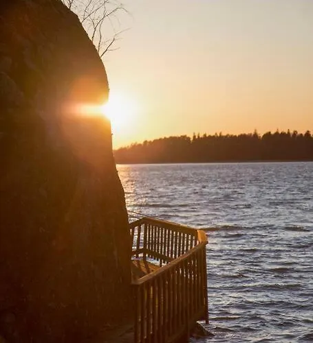 Kesaemoekki Meren Rannalla, 5 Km Tammisaaren Keskustaan *